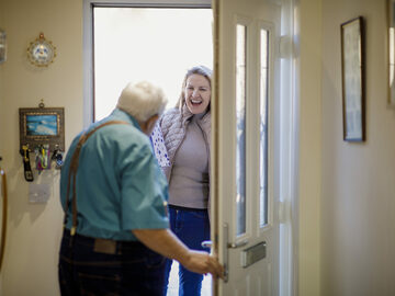 Hup Gouda vervangende mantelzorg-man-deuropening-vrouw-blij (1) (1)