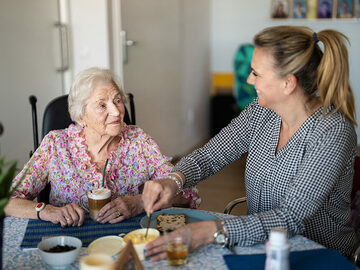 dementiezorg-samen-ontbijt-klant-vrouwen_960px640px
